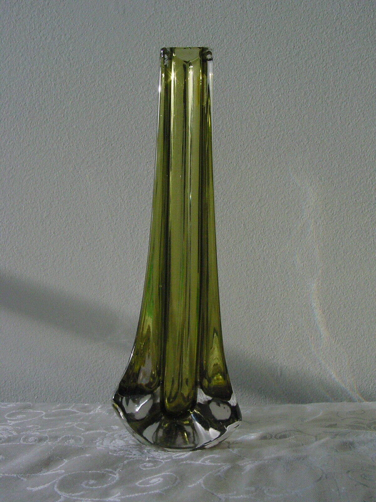 9 1/2" Whitefriars Tricorn Willow Glass Stem Vase / England / Geofrey Baxter