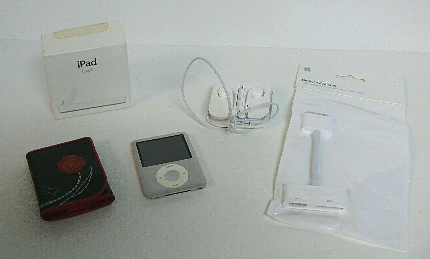 Apple 4gb Ipod Nano 3rd Generation Silver A1236 + Headphones + Case + Adapter
