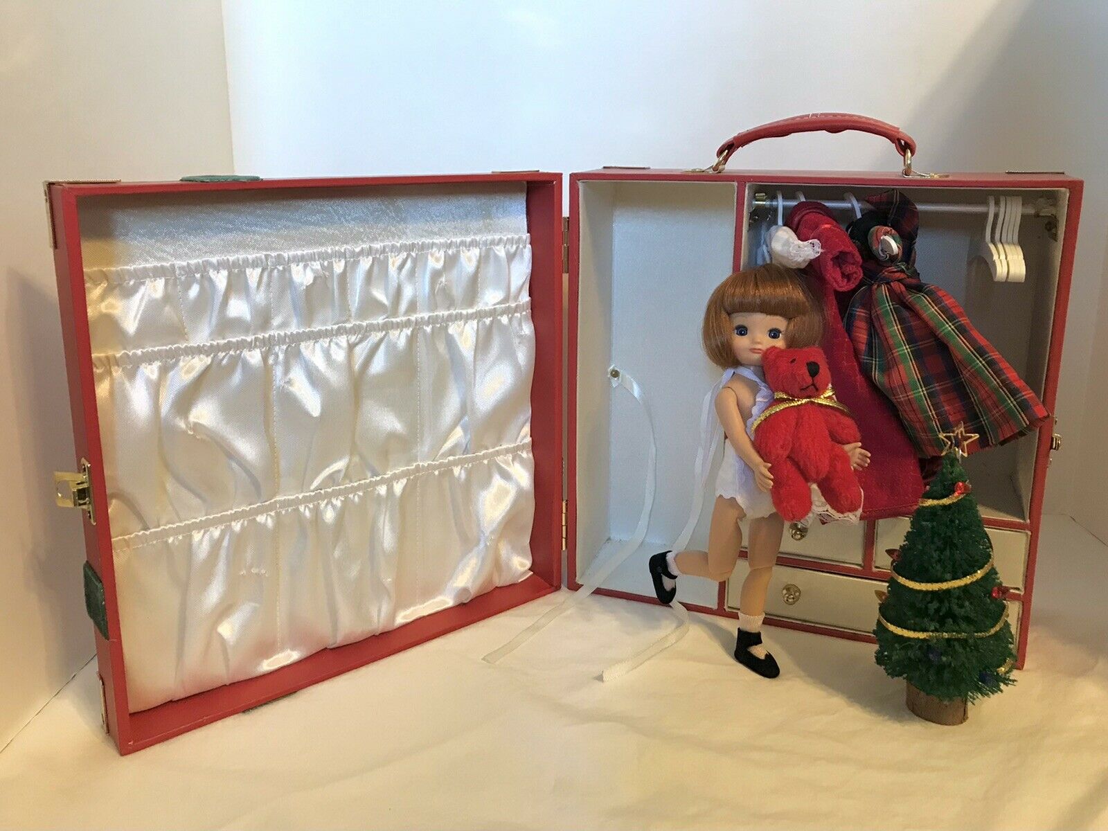 Tonner Betsy Mccall Christmas Trunk 8” Doll, Clothing, And Accessories Set