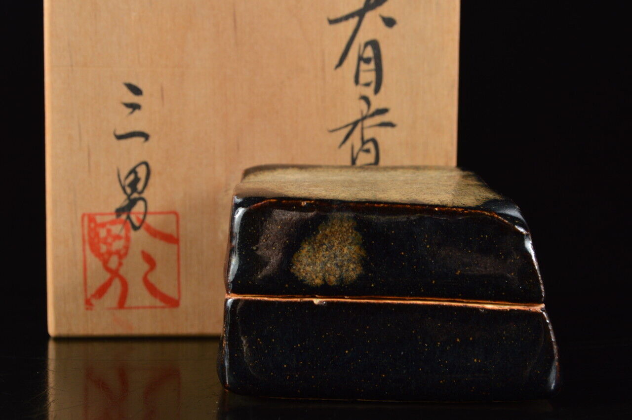 G655: Japanese Seto-ware Black Glaze Incense Container, Auto W/signed Box
